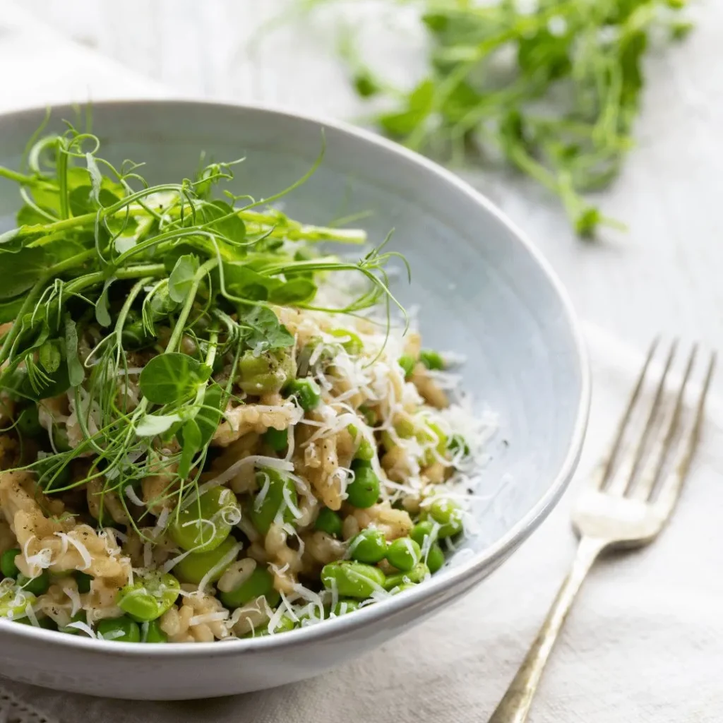 Plato con microgreens de guisante a partir de nuestras semillas