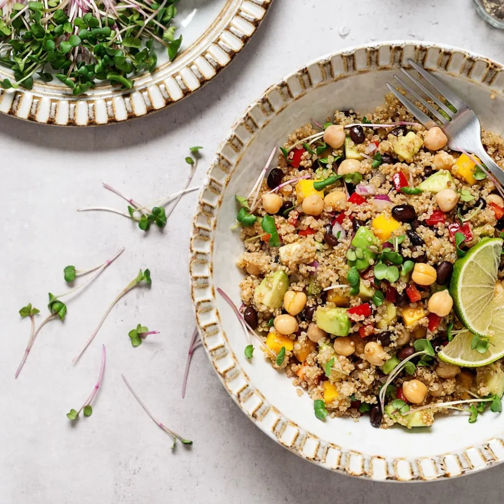Ensalada de quinoa con microgreens