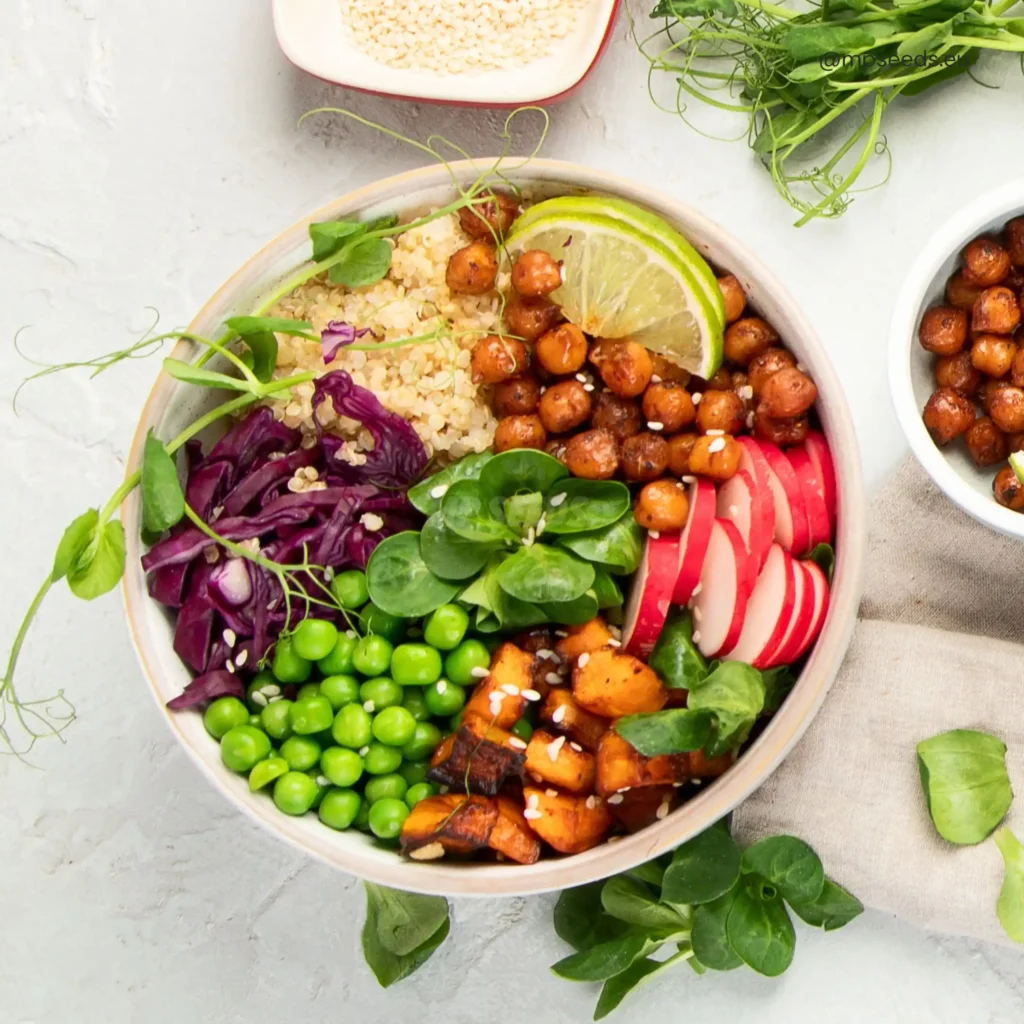 Vege bowl con microgreens.